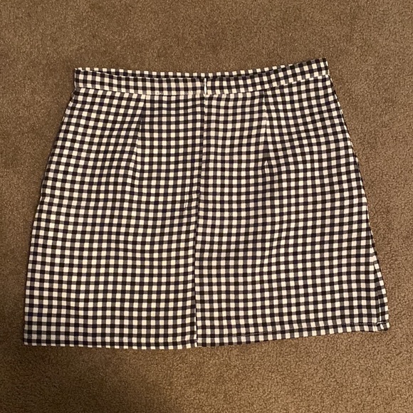 Forever 21 Black and White gingham skirt. Tag says size 28 but medium fit. - Picture 2 of 2